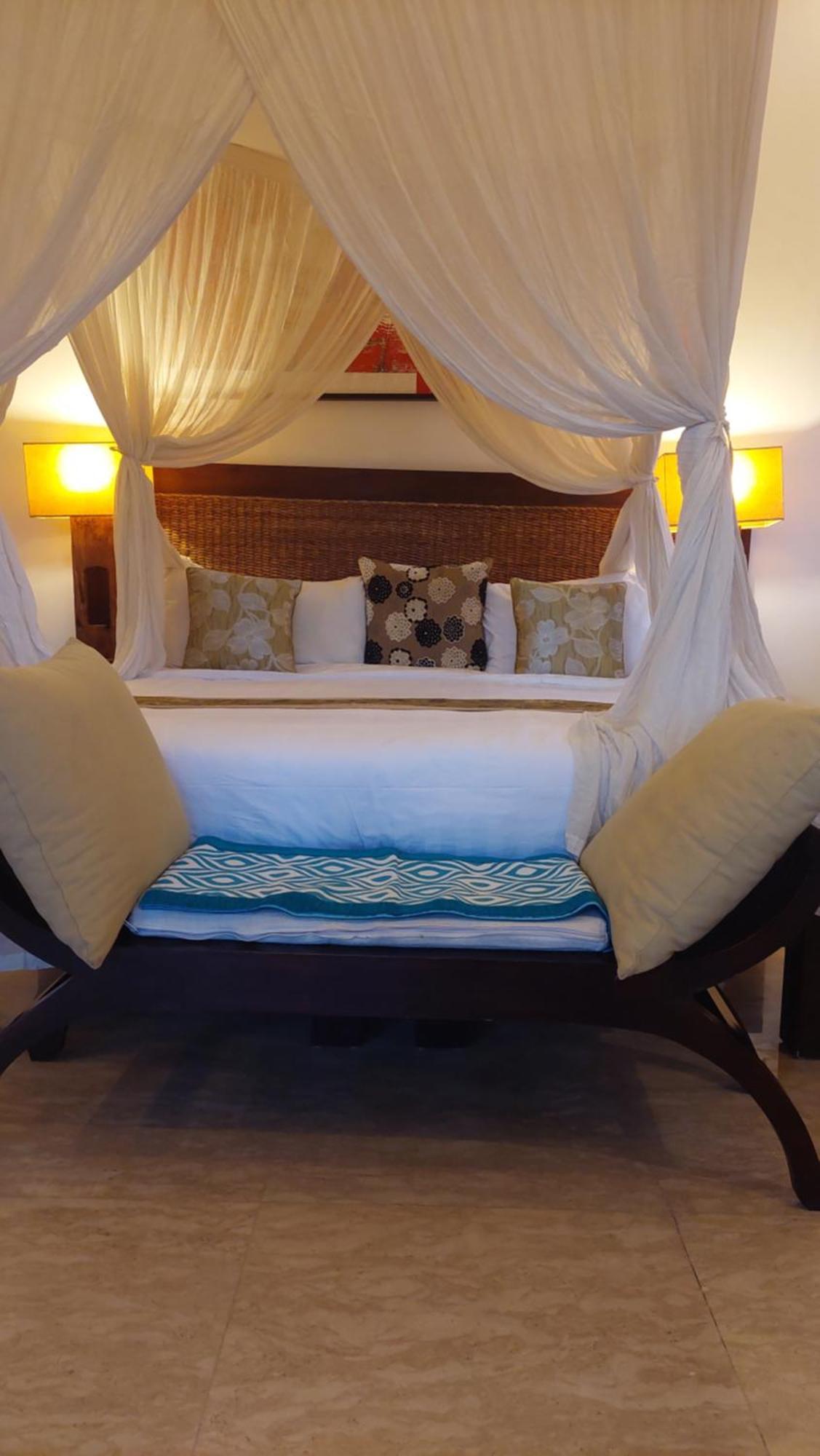 Villa Heliconia Seminyak Rum bild